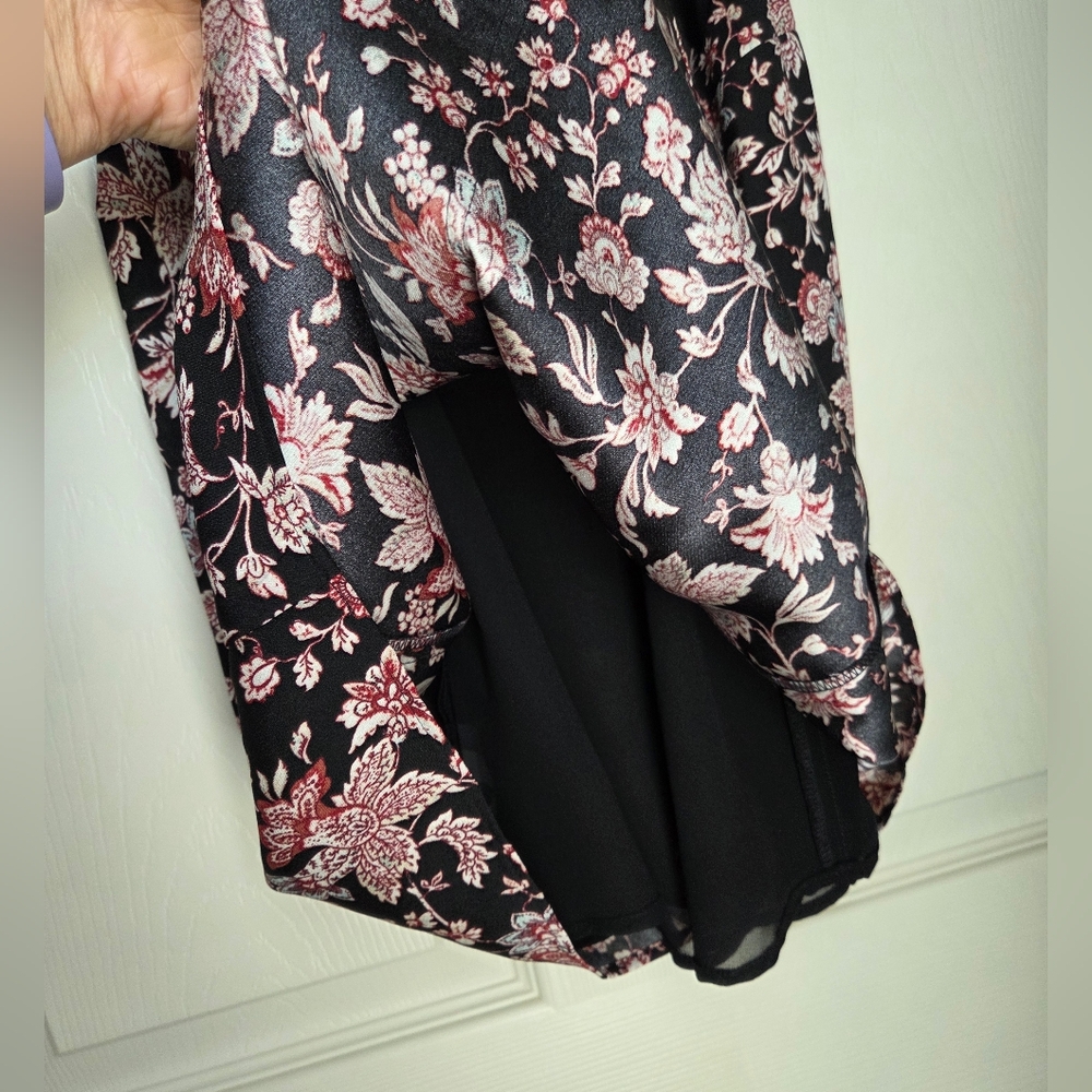 5 For 25💥Express Black Top with Burgundy and Cream Floral Print - Picture 6 of 7